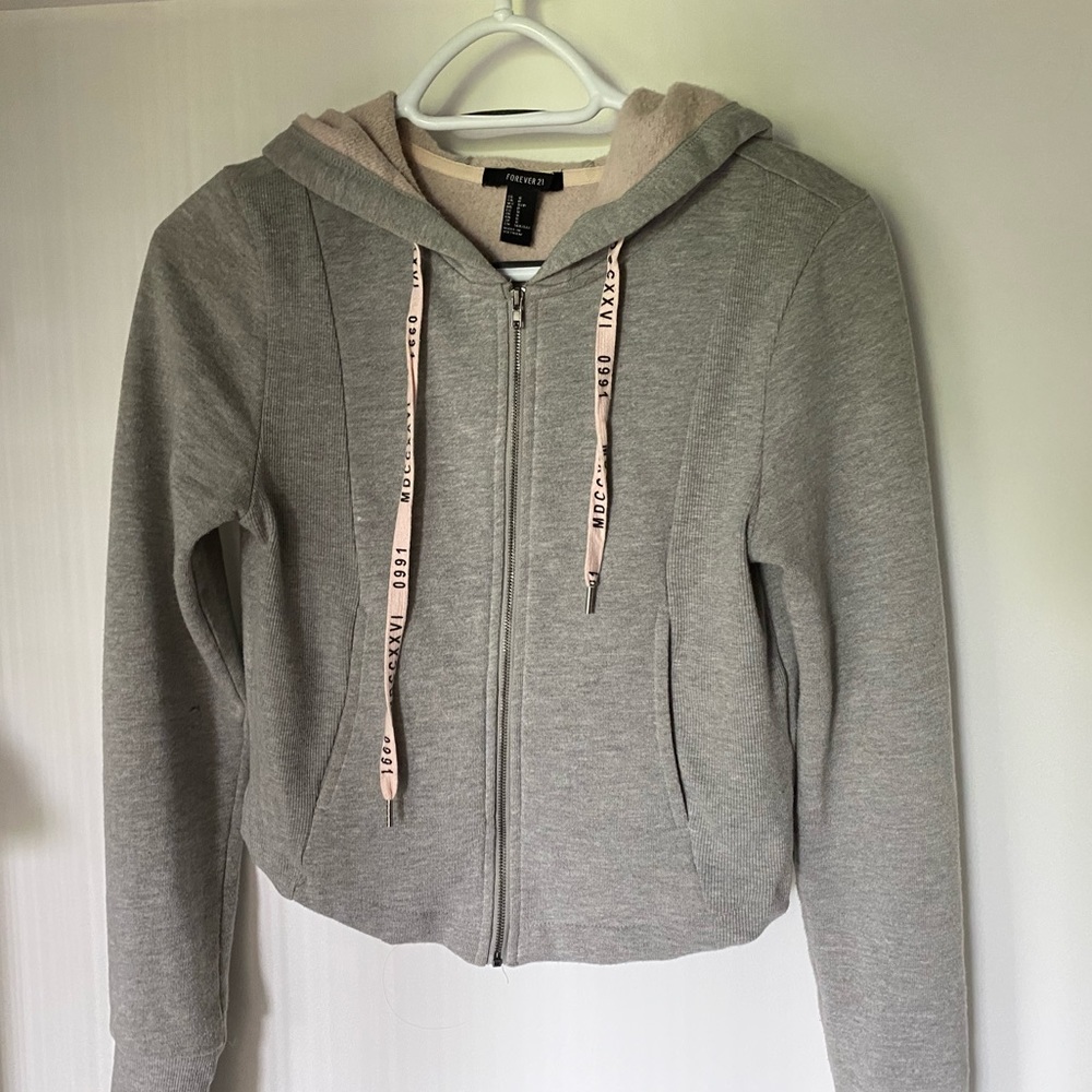 Super cute and cropped sporty jacket!!